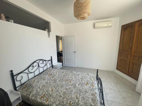 a bedroom with a bed and a wooden door at Appart dans bâtisse provençale in Sorgues