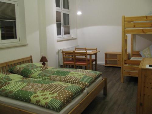 GrünbachにあるReiterhof & Pension Lienemannのベッドルーム1室(ベッド2台、テーブル付)、ダイニングルームが備わります。