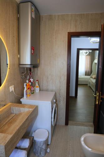 a small kitchen with a sink and a refrigerator at Joni s Guest House in Krujë