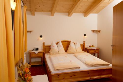 A bed or beds in a room at Haus Martina
