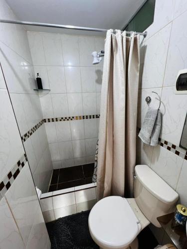 a small bathroom with a toilet and a shower at Apto 3 dormitorios cerca al mar B in Pacasmayo