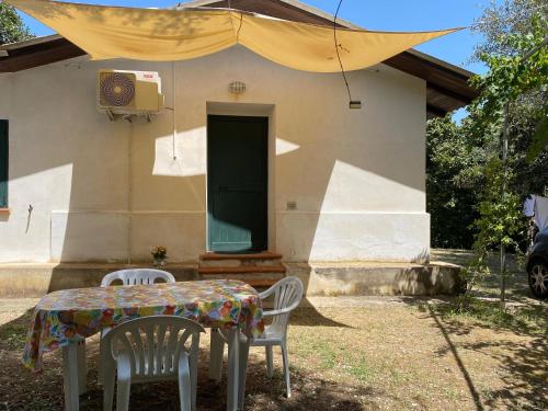 a table and chairs in front of a house at Medlar apartments in Zambrone