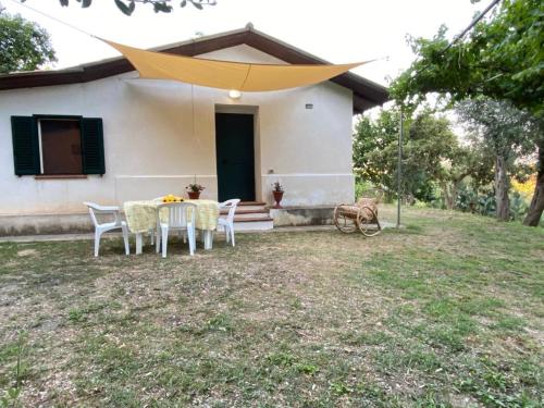 a table and chairs in front of a house at Medlar apartments in Zambrone