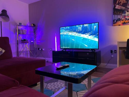 24-7 Secure City Centre Apartment with Parking for Families & Contractors photo 57