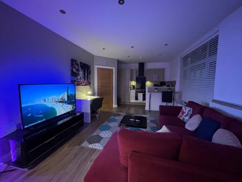 24-7 Secure City Centre Apartment with Parking for Families & Contractors photo 59