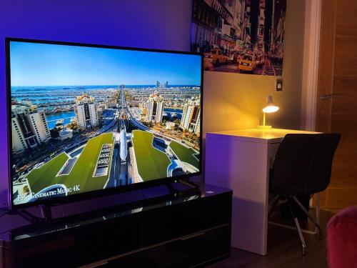 24-7 Secure City Centre Apartment with Parking for Families & Contractors photo 63