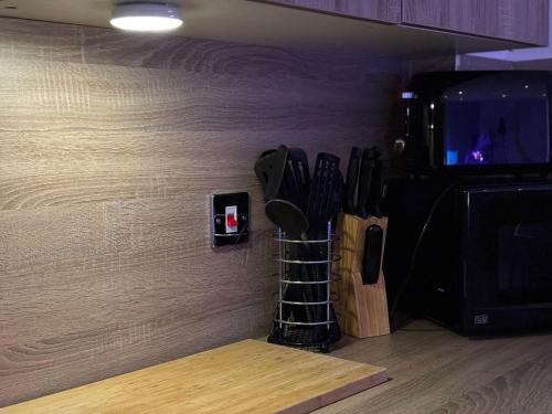 24-7 Secure City Centre Apartment with Parking for Families & Contractors photo 64