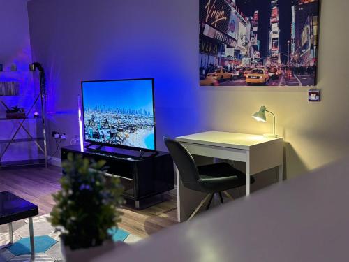 24-7 Secure City Centre Apartment with Parking for Families & Contractors photo 65