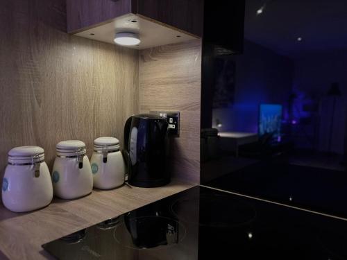 24-7 Secure City Centre Apartment with Parking for Families & Contractors photo 66