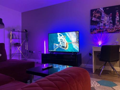 24-7 Secure City Centre Apartment with Parking for Families & Contractors photo 67