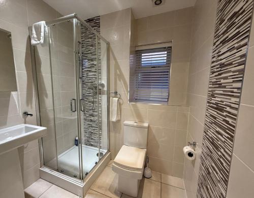 24-7 Secure City Centre Apartment with Parking for Families & Contractors photo 42
