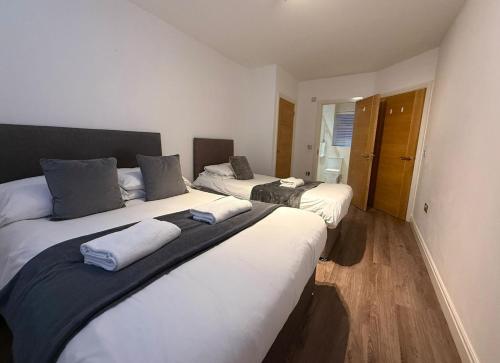 24-7 Secure City Centre Apartment with Parking for Families & Contractors photo 43