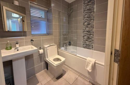 24-7 Secure City Centre Apartment with Parking for Families & Contractors photo 44