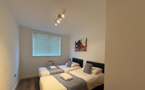 24-7 Secure City Centre Apartment with Parking for Families & Contractors photo 45