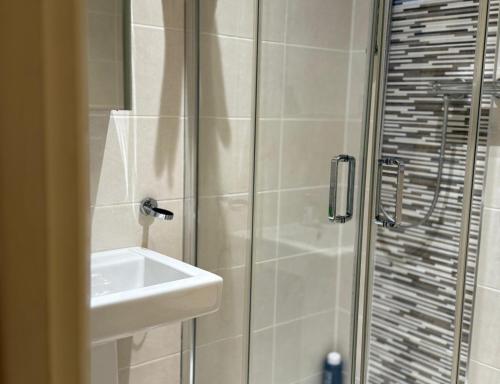 24-7 Secure City Centre Apartment with Parking for Families & Contractors photo 47
