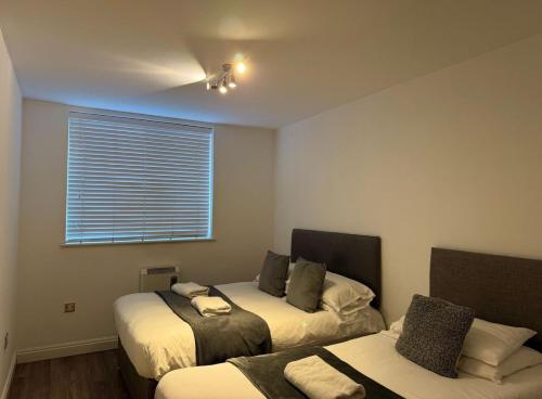 24-7 Secure City Centre Apartment with Parking for Families & Contractors photo 48