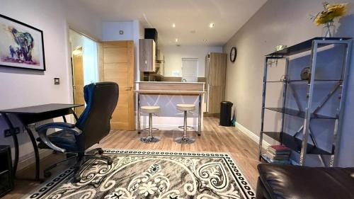 24-7 Secure City Centre Apartment with Parking for Families & Contractors photo 52