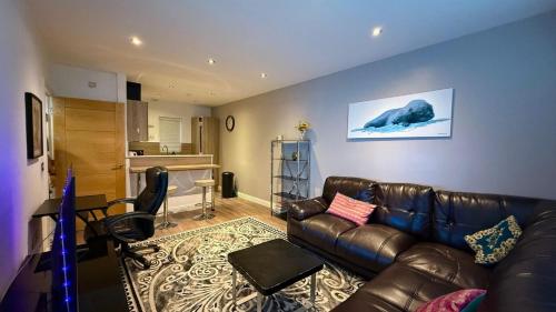 24-7 Secure City Centre Apartment with Parking for Families & Contractors photo 35