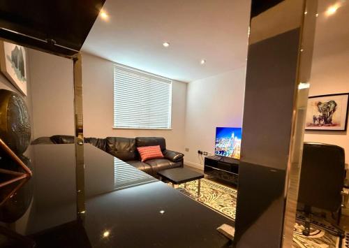 24-7 Secure City Centre Apartment with Parking for Families & Contractors photo 53