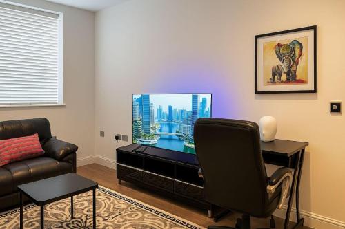 24-7 Secure City Centre Apartment with Parking for Families & Contractors photo 54