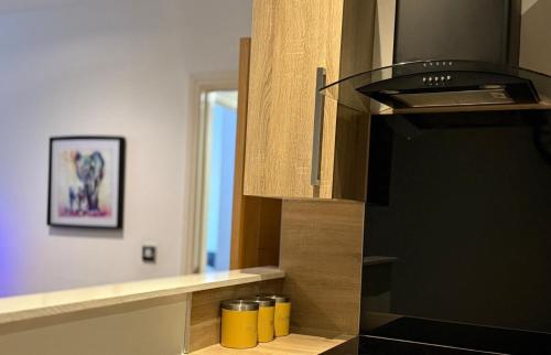24-7 Secure City Centre Apartment with Parking for Families & Contractors photo 55