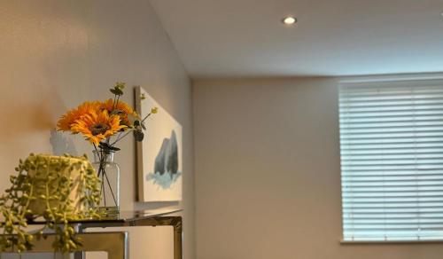 24-7 Secure City Centre Apartment with Parking for Families & Contractors photo 56