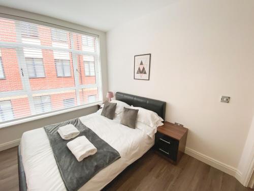 24-7 Secure City Centre Apartment with Parking for Families & Contractors photo 38