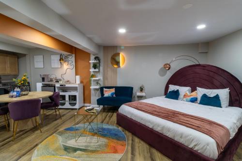 a hotel room with a bed and a table and chairs at VIBES! Free Parking, Piano, King Bed in Washington, D.C.