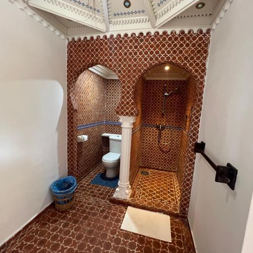 a bathroom with a shower and a toilet at Rayani Maison d'Hôtes in Chozas