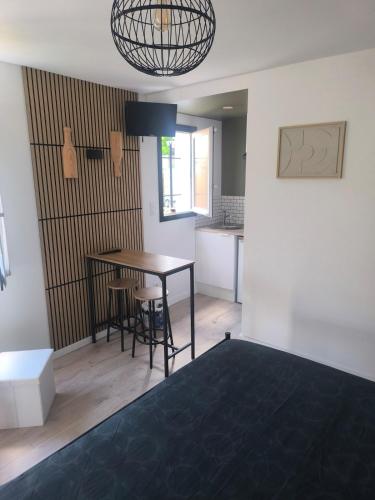 a dining room with a table and chairs in a room at Le Cocon des Acacias in Tournon-sur-Rhône