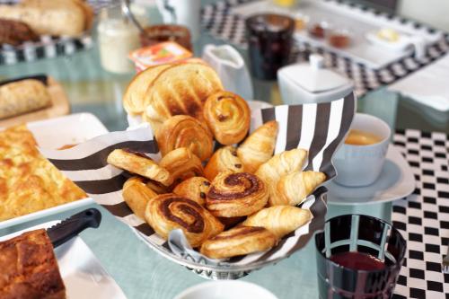 a basket full of pastries on a table at Villa Tiffany in Braine-lʼAlleud