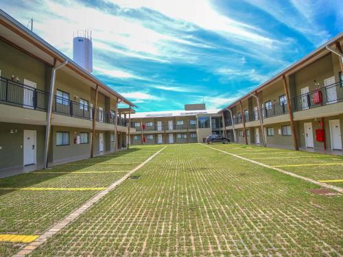 an empty courtyard of a building with a car parked at ibis Styles Bonito in Bonito
