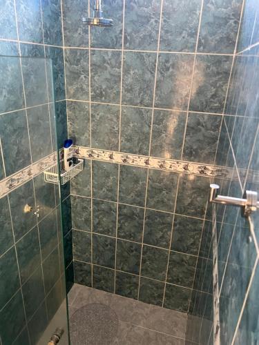 a bathroom with a shower with a glass door at Cartagena Visible Casa de Huéspedes in Cartagena de Indias