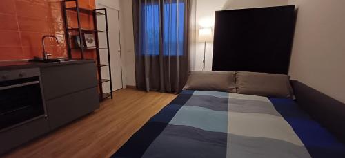 a small room with a bed and a kitchen at Il Falcineto in Pesaro