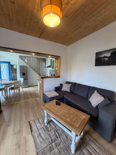 a living room with a couch and a table at Gîte de campagne in Candor