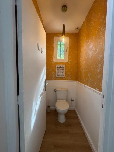 a small bathroom with a toilet and a window at Gîte de campagne in Candor