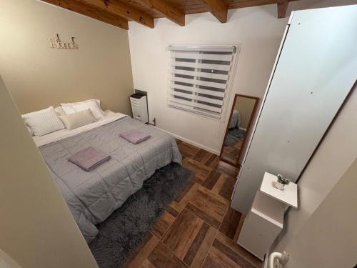a small bedroom with a bed and a window at Hermoso Departamento - Centro in Río Grande