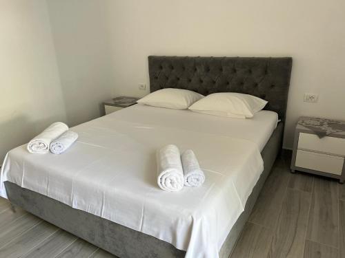 a bedroom with a bed with white sheets and pillows at Hotel Piqeras Kris in Piqeras