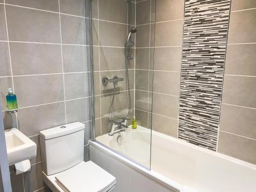 24-7 Secure City Centre Apartment with Parking for Families & Contractors photo 106