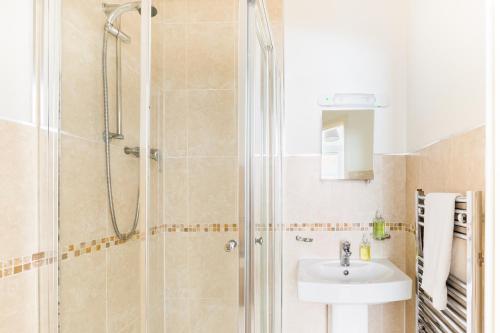 24-7 Secure City Centre Apartment with Parking for Families & Contractors photo 107