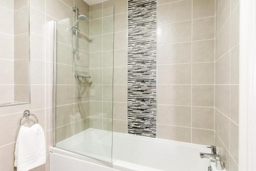 24-7 Secure City Centre Apartment with Parking for Families & Contractors photo 134