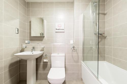 24-7 Secure City Centre Apartment with Parking for Families & Contractors photo 133