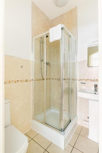 24-7 Secure City Centre Apartment with Parking for Families & Contractors photo 143