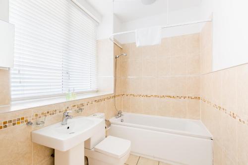 24-7 Secure City Centre Apartment with Parking for Families & Contractors photo 142