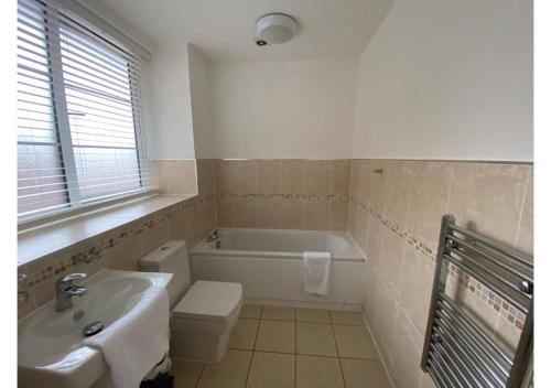 24-7 Secure City Centre Apartment with Parking for Families & Contractors photo 165
