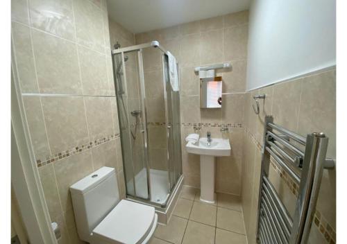 24-7 Secure City Centre Apartment with Parking for Families & Contractors photo 166