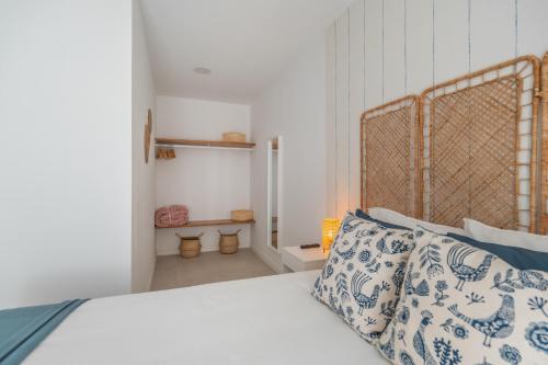 ein Schlafzimmer mit einem weißen Bett mit hölzernem Kopfteil in der Unterkunft Sunny Guargacho5 Retreat-South Tenerife in Guargacho