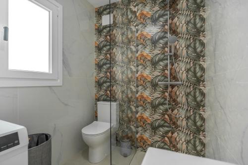 ein Badezimmer mit Duschvorhang und Toilette in der Unterkunft Sunny Guargacho5 Retreat-South Tenerife in Guargacho