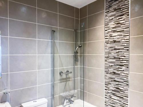 24-7 Secure City Centre Apartment with Parking for Families & Contractors photo 154