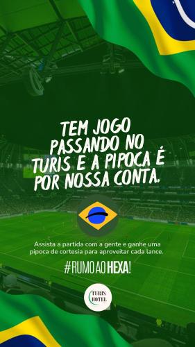 ein Plakat für ein Fußballspiel mit einer Flagge in der Unterkunft Turis Hotel Centro in Campo Grande
